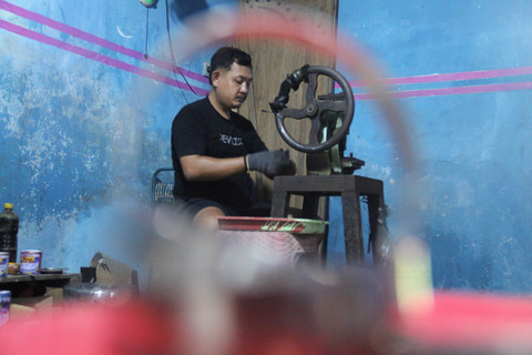 Karyawan menyelesaikan pembuatan gelang identitas jemaah haji yang diproduksi oleh Subandi. Foto: Vega Maarijil Ula/kumparan