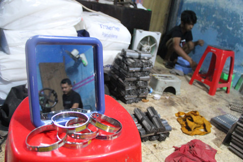 Karyawan menyelesaikan pembuatan gelang identitas jemaah haji yang diproduksi oleh Subandi. Foto: Vega Maarijil Ula/kumparan