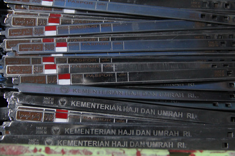 Proses pembuatan gelang identitas jemaah haji yang diproduksi oleh Subandi. Foto: Vega Maarijil Ula/kumparan