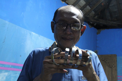 Subandi menunjukkan gelang identitas jemaah haji. Foto: Vega Maarijil Ula/kumparan