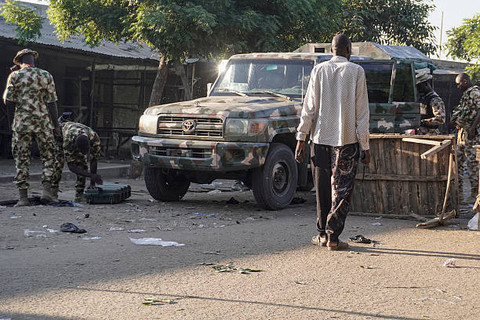 Personel militer memeriksa lokasi ledakan di sebuah masjid di kawasan Pasar Gamboru, Maiduguri, Nigeria, 25 Desember 2025. Ledakan yang terjadi sehari sebelumnya menewaskan sejumlah jamaah di tengah aktivitas ibadah. Foto: Audu Marte/Agence France-Presse via Getty Images