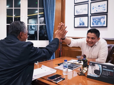 Teddy Indra Wijaya menerima Dody Hanggodo di Kantor Sekretariat Kabinet dalam pertemuan yang berlangsung pada Kamis (9/4/2026) dini hari. Foto: Dok. Instagram @sekretariat.kabinet