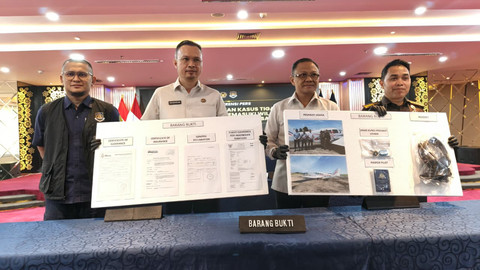 Konfrensi pers pelimpahan kasus tiga WN Australia penumpang pesawat ilegal ke kejaksaan di Direktorat Jenderal Imigrasi (9/4/2026). Foto: Kevin Daniel/kumparan