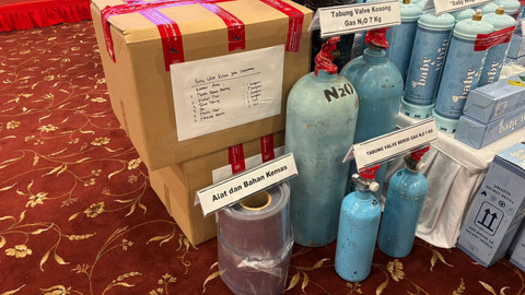 Barang bukti yang diamankan dari kasus peredaran gas N2O di Cengkareng, Jakarta Barat saat konferensi pers di Kantor BPOM, Jakarta Pusat, Kamis (9/4). Foto: Ryan Iqbal/kumparan