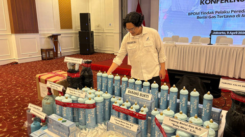 Barang bukti yang diamankan dari kasus peredaran gas N2O di Cengkareng, Jakarta Barat saat konferensi pers di Kantor BPOM, Jakarta Pusat, Kamis (9/4). Foto: Ryan Iqbal/kumparan