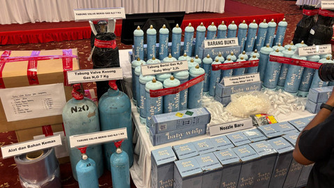 Barang bukti yang diamankan dari kasus peredaran gas N2O di Cengkareng, Jakarta Barat saat konferensi pers di Kantor BPOM, Jakarta Pusat, Kamis (9/4). Foto: Ryan Iqbal/kumparan