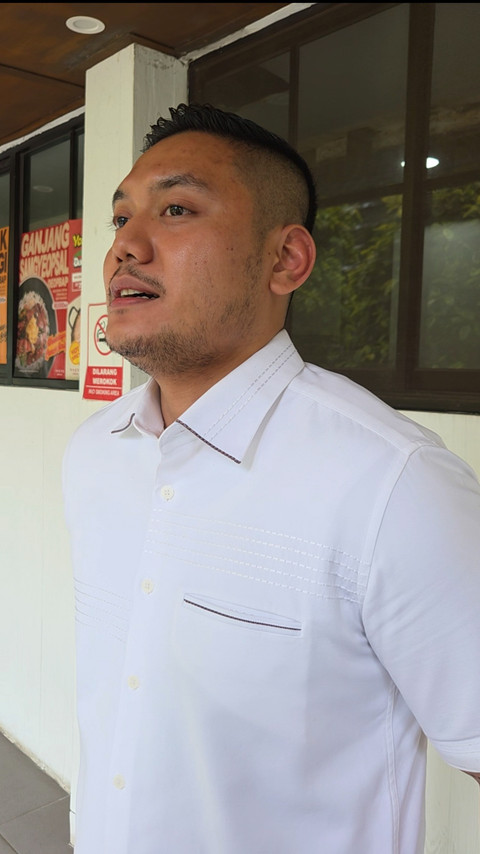 Kuasa hukum Okin, Axl Mattew, di SCBD, Jakarta, Kamis (9/4/2026). Foto: Gitario Vista Inasis/kumparan