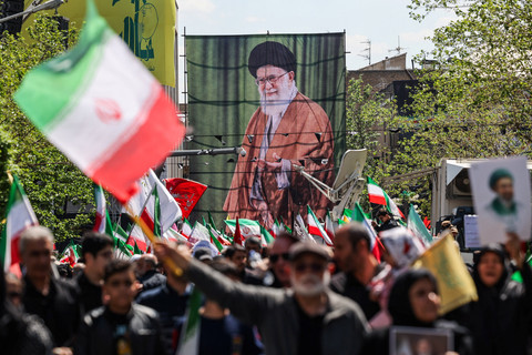 Sebuah spanduk dengan gambar mendiang Pemimpin Tertinggi Iran Ayatollah Ali Khamenei selama upacara peringatan 40 hari sejak beliau tewas dalam serangan Israel dan AS, di Teheran, Iran, Kamis (9/4/2026). Foto: Majid Asgaripour/WANA via REUTERS 