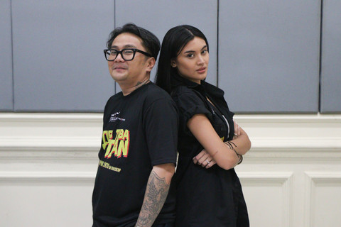 Sutradara Film Tiba Tiba Setan, Etienne Caesar dan Naura Hakim saat media visit Film Tiba Tiba Setan di kumparan pada Kamis (9/4/2026).
 Foto: Dzaki Fadilah/kumparan