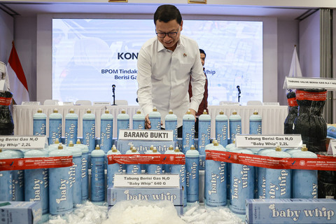 Kepala Badan Pengawas Obat dan Makanan (BPOM) Taruna Ikrar meninjau barang bukti pada konferensi pers penindakan produk gas medis dinitrogen monoksida (N2O)/gas tertawa di Kantor BPOM, Jakarta, Kamis (9/4/2026). Foto: Dhemas Reviyanto/ANTARA FOTO