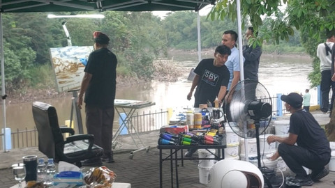 Presiden ke-6 Susilo Bambang Yudhoyono (SBY) bersama mahasiswa ISI Surakarta melukis Sungai Bengawan Solo tepatnya di Pintu Air Demangan Baru, Kelurahan Sewu, Jebres, Solo, Kamis (9/4/2026). Foto: Dok. kumparan