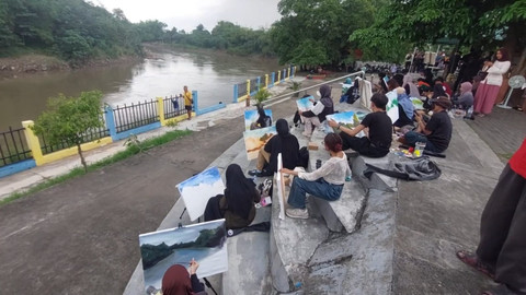 Presiden ke-6 Susilo Bambang Yudhoyono (SBY) bersama mahasiswa ISI Surakarta melukis Sungai Bengawan Solo tepatnya di Pintu Air Demangan Baru, Kelurahan Sewu, Jebres, Solo, Kamis (9/4/2026). Foto: Dok. kumparan