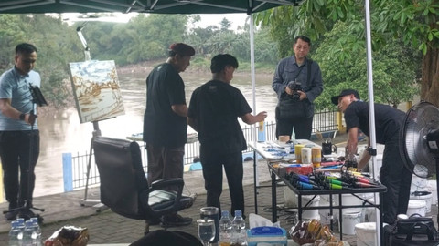 Presiden ke-6 Susilo Bambang Yudhoyono (SBY) bersama mahasiswa ISI Surakarta melukis Sungai Bengawan Solo tepatnya di Pintu Air Demangan Baru, Kelurahan Sewu, Jebres, Solo, Kamis (9/4/2026). Foto: Dok. kumparan