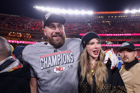 Travis Kelce merayakan kemenangan bersama Taylor Swift usai Kansas City Chiefs mengalahkan Buffalo Bills 32-29 pada laga AFC Championship di GEHA Field at Arrowhead Stadium, Kansas City, Minggu (26/1/2025). Foto: Jamie Squire/Getty Images/AFP