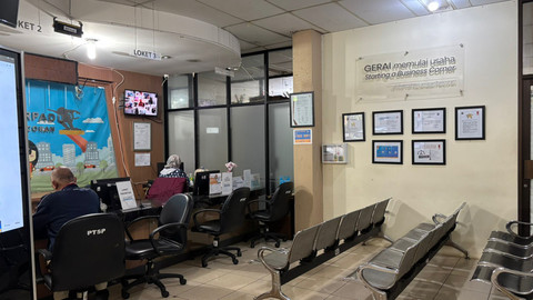 Di hari pertama WFH ASN DKI Jakarta, pelayanan publik di Kantor Camat Pancoran, Jakarta Selatan, Jumat (10/4), terpantau normal. Foto: Ryan Iqbal/kumparan