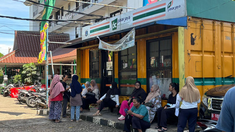 Di hari pertama WFH ASN DKI Jakarta, pelayanan publik di Kantor Camat Pancoran, Jakarta Selatan, Jumat (10/4), terpantau normal. Foto: Ryan Iqbal/kumparan