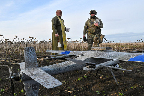 Pendeta Ortodoks Stepan memercikkan air suci ke drone tempur Gara saat ia mengunjungi posisi anggota Batalyon di tengah serangan Rusia terhadap Ukraina, di wilayah Zaporizhzhia, Ukraina, 8 April 2026. Foto: REUTERS/Stringer