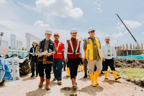 Mensos Saifullah Yusuf (Gus Ipul) meninjau proses pembangunan Sekolah Rakyat di Deli Serdang, Sumatera Utara, pada Jumat (10/4/2026). Foto: Dok. Kemensos