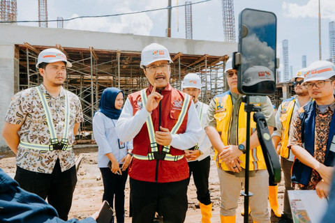 Mensos Saifullah Yusuf (Gus Ipul) meninjau proses pembangunan Sekolah Rakyat di Deli Serdang, Sumatera Utara, pada Jumat (10/4/2026). Foto: Dok. Kemensos
