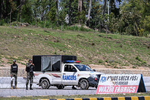 Pasukan Ranger Pakistan berjaga di dekat lokasi yang diperkirakan akan menjadi tempat perundingan AS-Iran di Zona Merah Islamabad, Pakistan, Jumat (10/4/2026). Foto: Farooq Naeem/AFP
