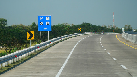 Ilustrasi Jalan Tol Sepi. Foto: Muhammad_Sholahuddin/Shutterstock