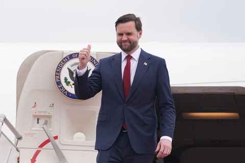 JD Vance turun dari pesawat Air Force Two setibanya untuk melakukan pembicaraan dengan pejabat Iran di Islamabad, Sabtu (11/4/2026). Foto: Jacquelyn Martin/POOL/AFP