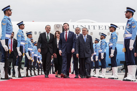JD Vance berbincang dengan Asim Munir dan Ishaq Dar setibanya untuk pembicaraan perdamaian AS-Iran di Islamabad, Sabtu (11/4/2026). Foto: Jacquelyn Martin/POOL/AFP