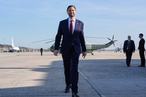JD Vance berjalan untuk berbicara dengan pers sebelum menaiki pesawat Air Force Two untuk keberangkatan menuju Pakistan di Joint Base Andrews, Maryland, Jumat (10/4/2026). Foto: Jacquelyn Martin/POOL/AFP