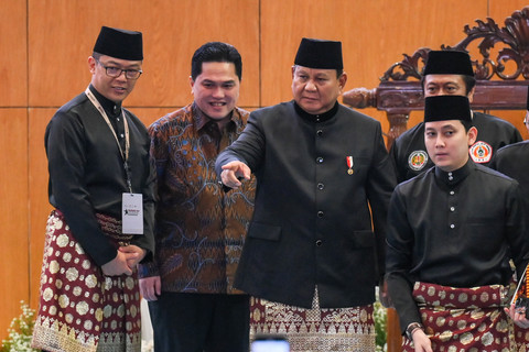 Prabowo Subianto berbincang dengan Erick Thohir dan Sugiono saat menghadiri pembukaan Munas XVI PB IPSI di JCC Senayan, Sabtu (11/4/2026). Foto: Hafidz Mubarak A/ANTARA FOTO
