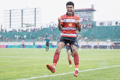 Pesepak bola Madura United Fransiskus Alesandro Nimo berselebrasi usai mencetak gol ke gawang Persik Kediri pada pertandingan BRI Super League di Stadion Gelora Bangkalan, Bangkalan, Jawa Timur, Sabtu (11/4/2026). Foto: Rizal Hanafi/ANTARA FOTO