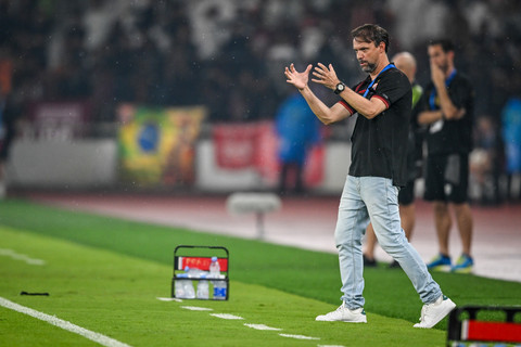 Pelatih Persija Jakarta Mauricio Ferreira De Souza memberikan arahan kepada timnya saat melawan Persebaya Surabaya Mihailo Perovic (kanan) pada pertandingan BRI Super League di Stadion Utama Gelora Bung Karno (SUGBK), Jakarta, Sabtu (11/4/2026). Foto: Bayu Pratama S/ANTARA FOTO