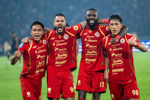 Pesepak bola Persija Jakarta Eksel Timothy Joseph Runtukahu berselebrasi bersama rekan setimnya usai mencetak gol ke gawang Persebaya Surabaya pada pertandingan BRI Super League di Stadion Utama Gelora Bung Karno (SUGBK), Jakarta, Sabtu (11/4/2026). Foto: Bayu Pratama S/ANTARA FOTO
