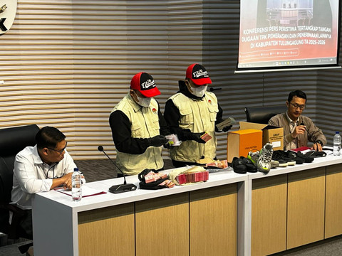 Barang bukti sepatu mewah beserta uang tunai senila 300 juta yang disita dari OTT Bupati Tulungagung, Sabtu (11/4/2026). Foto: Rayyan/Kumparan