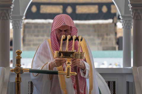Khatib Masjidil Haram Dr Saleh bin Hamid berkhotbah dalam salat Jumat di Masjidil Haram, 10/4/2026. Tampak struktur batu Ka'bah terlihat.  Foto: X/@alharamainSA