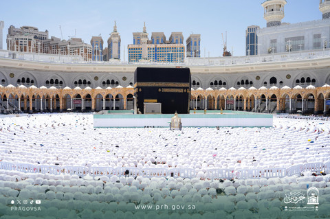 Jemaah umrah melaksanakan salat Jumat di sekeliling Ka'bah yang dipagari tinggi dalam rangka pemeliharaan rutin, Jumat 10/4/2026. Foto: X/@alharamainSA