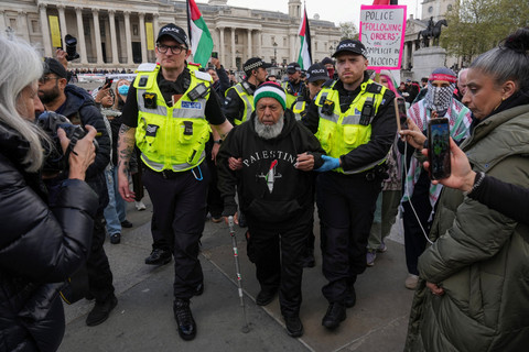 Polisi membawa pergi seorang demonstran menyerukan pencabutan larangan terhadap kelompok Palestine Action selama demonstrasi di Trafalgar Square di pusat kota London, Inggirs, Sabtu (11/4/2026). Foto: CARLOS JASSO / AFP