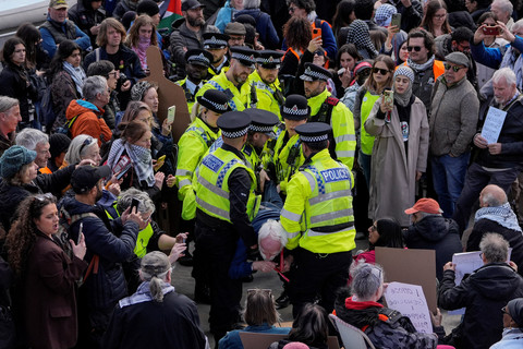 Polisi membawa pergi seorang demonstran menyerukan pencabutan larangan terhadap kelompok Palestine Action selama demonstrasi di Trafalgar Square di pusat kota London, Inggirs, Sabtu (11/4/2026). Foto: CARLOS JASSO / AFP