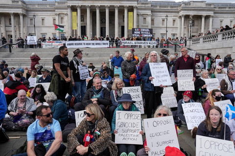 Para pengunjuk rasa berkumpul untuk menyerukan pencabutan larangan terhadap kelompok Palestine Action selama demonstrasi di Trafalgar Square di pusat kota London, Inggirs, Sabtu (11/4/2026). Foto: CARLOS JASSO / AFP