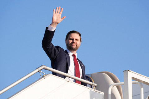 Wakil Presiden AS JD Vance melambaikan tangan saat naik ke pesawat Air Force Two setelah menghadiri pembicaraan tentang Iran di Islamabad, Pakistan, Minggu (12/4/2026). Foto: Jacquelyn MARTIN/POOL/AFP