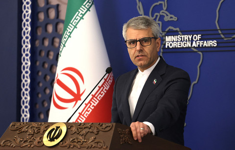 Juru bicara Kementerian Luar Negeri Iran Esmail Baqaei memberikan keterangan pers di Kementerian Luar Negeri di ibu kota Teheran, pada 10 Februari 2026. Foto: ATTA KENARE / AFP