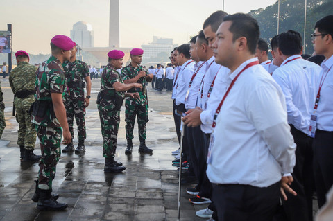 Suasana upacara pelepasan calon Komponen Cadangan (Komcad) dari kalangan Aparatur Sipil Negara (ASN) Kementerian/Lembaga digelar di Lapangan Monas, Jakarta, Senin (13/4/2026). Foto: Iqbal Firdaus/kumparan