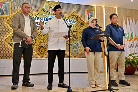 Menteri Sosial Saifullah Yusuf atau Gus Ipul (kedua kiri) dan Kepala BPS Amalia Adininggar Widyasanti (kedua kanan) di Kantor Kemensos, Jakarta Pusat, Senin (13/4/2026). Foto: Nauval Pratama/kumparan