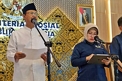Menteri Sosial Saifullah Yusuf atau Gus Ipul dan Kepala BPS Amalia Adininggar Widyasanti di Kantor Kemensos, Jakarta Pusat, Senin (13/4/2026). Foto: Nauval Pratama/kumparan