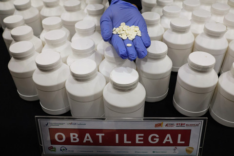 Petugas memperlihatkan obat jenis Trihexyphenidyl hasil penindakan peredaran obat ilegal saat dirilis di kantor Balai Besar Pengawasan Obat dan Makanan (BBPOM) Makassar, Sulawesi Selatan, Senin (13/4/2026). Foto: Arnas Padda/ANTARA FOTO