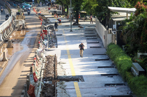 Aktivitas pejalan kaki terlihat di tengah proses revitalisasi yang tengah berlangsung di sepanjang trotoar Jalan HR Rasuna Said, Kuningan, Jakarta Selatan, Selasa (14/4/2026). Foto: Iqbal Firdaus/kumparan