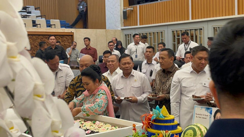Ketua Komisi IV DPR Siti Hediati Soeharto (Titiek Soeharto) bersama putranya Didit Hediprasetyo merayakan ulang tahun ke-67 usai rapat kerja di Komisi IV DPR, Kompleks Parlemen, Senayan, Jakarta, Selasa (14/4/2026). Foto: Nasywa Athifah/kumparan