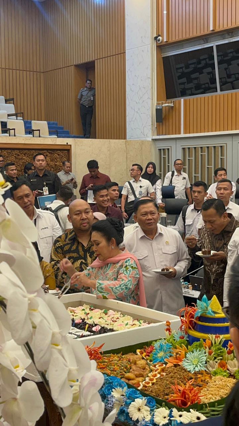 Ketua Komisi IV DPR Siti Hediati Soeharto (Titiek Soeharto) bersama putranya Didit Hediprasetyo merayakan ulang tahun ke-67 usai rapat kerja di Komisi IV DPR, Kompleks Parlemen, Senayan, Jakarta, Selasa (14/4/2026). Foto: Nasywa Athifah/kumparan