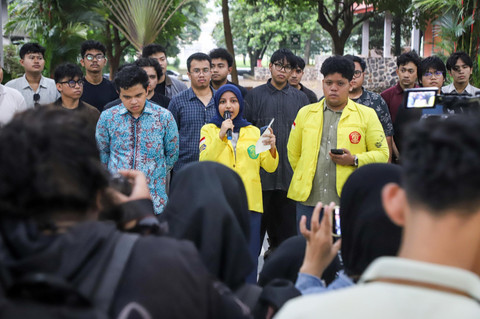 (kiri-kanan) Kuasa Hukum Korban KS Timotius Rajagukguk, Wakil Ketua BEM UI Fathimah Azzahra, Ketua BEM FH UI Anandaku Dimas Rumi menyampaikan keterangan pers terkait kasus KS di lingkungan FH UI di Gedung Pusgiwa UI, Depok, Jabar, Selasa (14/4/2026). Foto: Iqbal Firdaus/kumparan