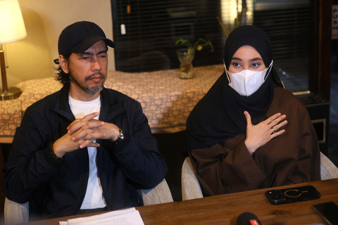 Artis Clara Shinta bersama kuasa hukum Sunan Kalijaga saat memberikan keterangan di kawasan Kemang, Jakarta, Selasa, (14/04/2026). Foto: Agus Apriyanto