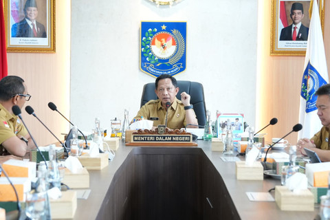 Mendagri Tito Karnavian selaku Kepala Badan Nasional Pengelola Perbatasan (BNPP) membahas persiapan program perumahan di wilayah perbatasan bersama Sekretaris BNPP Makhruzi Rahman dan jajaran di Kantor Pusat Kemendagri, Jakarta, Selasa (14/4/2026). Foto: Kemendagri RI
